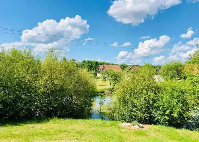 Cozy Retreat With Shared Pool *