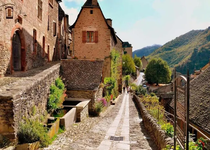 Cozy Retreat With Shared Pool